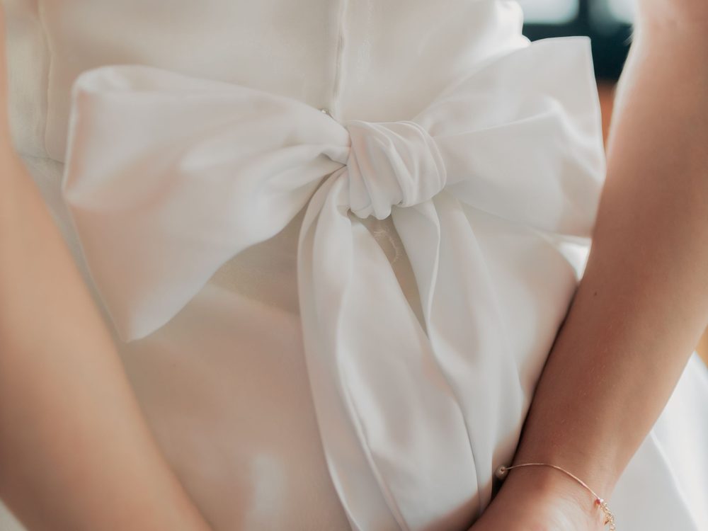 Nahaufnahme eines feinen Schleifendetails an einem Kleid